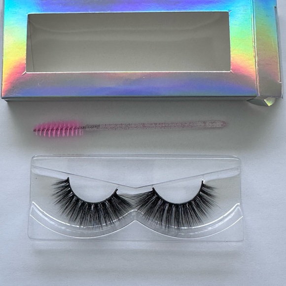 Glam Lashes - Picture 6 of 6